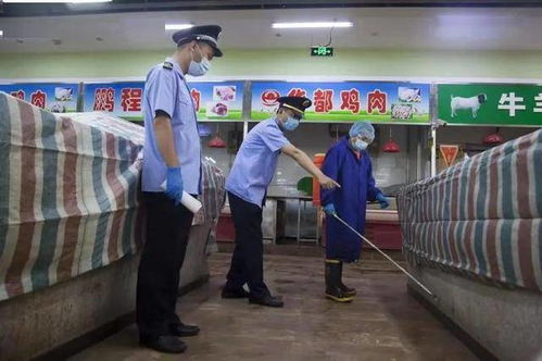 北京疫情防控发布会上 新闻发言人重新戴上口罩