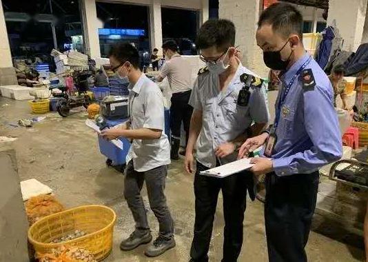 广州市市场监管局领导接听12345热线，为市民解答消费退费、商品质量及售后服务难题